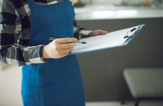 使わないテレビを査定しています | 不用なお品物の買取なら廿日市市のゆづり葉リサイクル堂